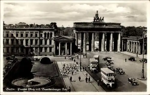 Ak Berlin Mitte, Pariser Platz und Brandenburger Tor, Busse, Autos