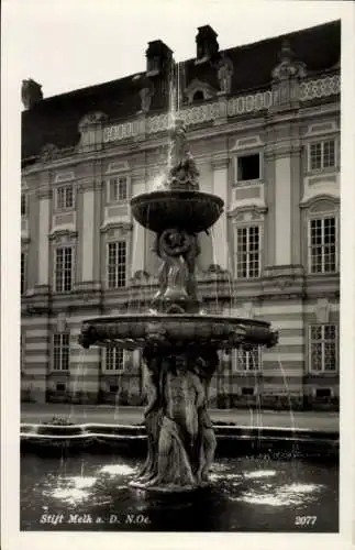 Ak Melk an der Donau Niederösterreich, Brunnen im Prälatenhof