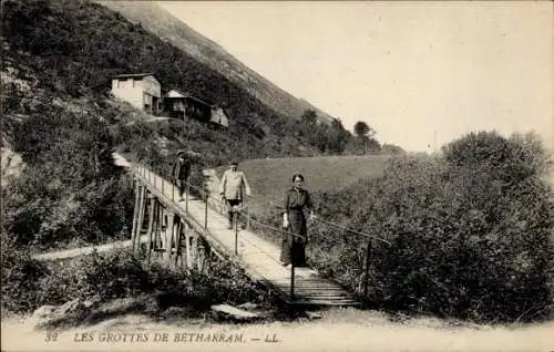 Ak Bétharram Pyrénées-Atlantiques, Grotten von Bétharram, Personen auf Brücke
