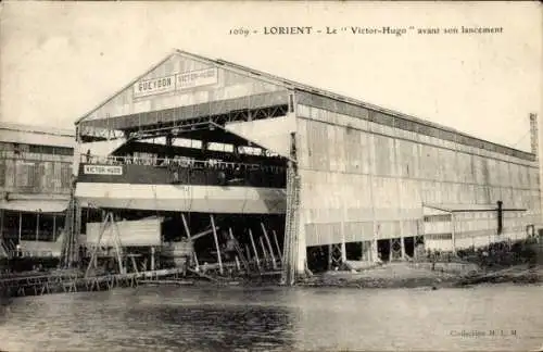 Ak Lorient Morbihan, Werft, Schiff Victor Hugo vor dem Stapellauf