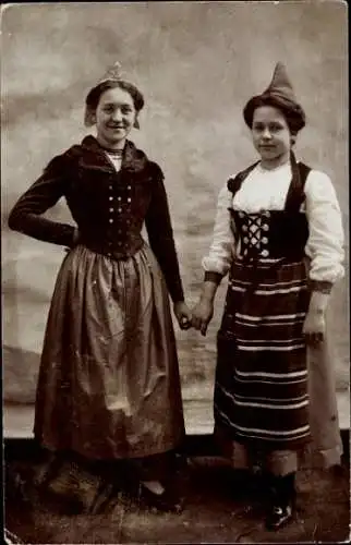 Foto Ak Zwei Frauen in Trachten, Dirndl, Norwegen ?