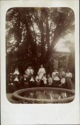 Foto Ak Frauen in einem Garten, Brunnen, Gruppenaufnahme, Nonnen