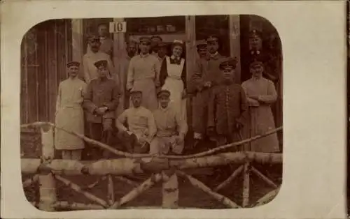 Foto Ak Deutsche Soldaten in Uniformen mit Sanitäter und Krankenschwester