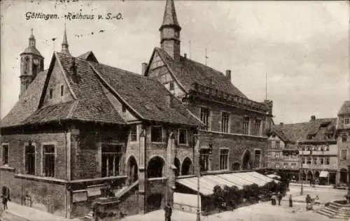 Ak Göttingen, Straßenpartie mit Blick auf das Rathaus von Südost