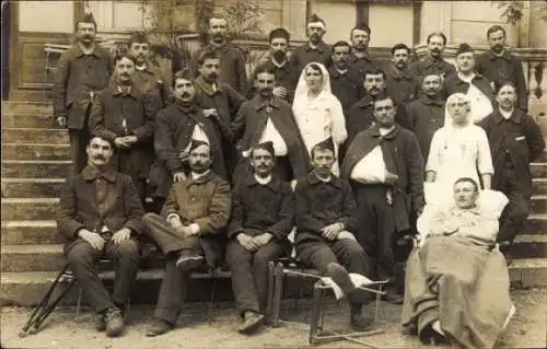 Foto Ak Verwundete französische Soldaten, Gruppenaufnahme