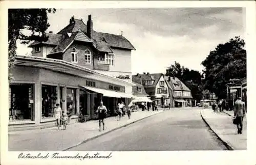 Ak Timmendorfer Strand in Ostholstein, Straßenpartie, Passanten, Geschäft