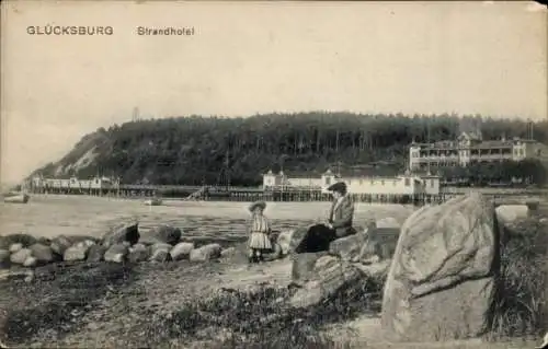 Ak Glücksburg an der Ostsee, Strandhotel, Frau mit Kind