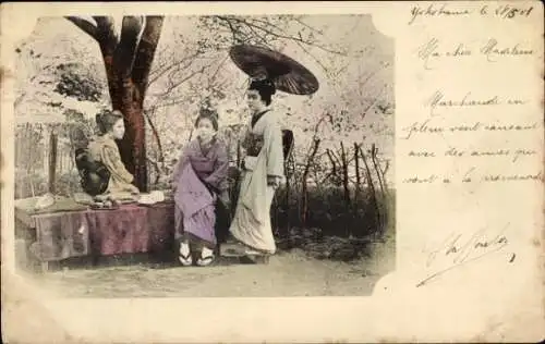 Ak Japan, Mädchen in japanischer Tracht, Garten, Baum, Sonnenschirm