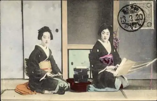 Ak Japan, Mädchen in japanischer Tracht, Wohnstube, Teekanne