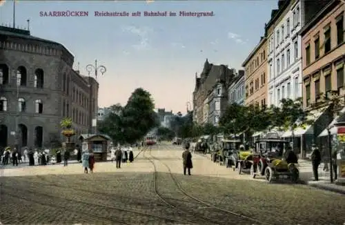 Ak Saarbrücken im Saarland, Reichsstraße mit Blick zum Bahnhof, Passanten, Autos