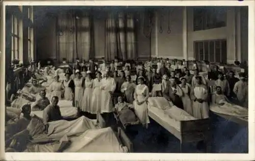 Foto Ak Pforzheim im Schwarzwald, Lazarett, Saal, Krankenschwestern, Ärzte, Patienten in Betten