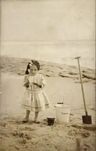 Foto Ak Nordseebad Wangerooge in Ostfriesland, Mädchen am Strand