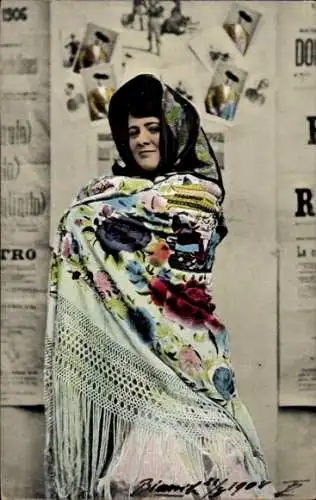 Ak Frau in spanischer Tracht vor einer Wand mit Zeitungsausschnitten