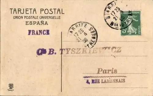 Ak Frau in spanischer Tracht vor einer Wand mit Zeitungsausschnitten