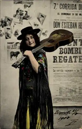 Ak Frau in spanischer Tracht vor einer Wand mit Zeitungsausschnitten, Gitarre
