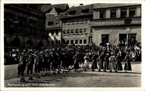 Ak Rothenburg ob der Tauber Mittelfranken, Historischer Schäfertanz, Männer und Frauen in Trachten