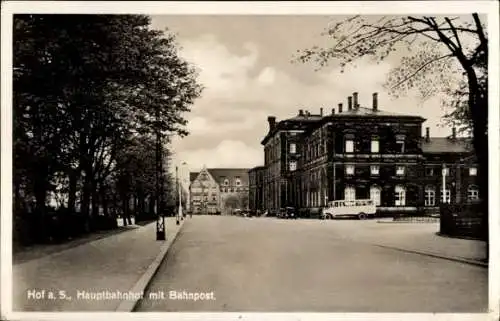 Ak Hof an der Saale Oberfranken Bayern, Hauptbahnhof mit Bahnpost, Bus, Straßenansicht