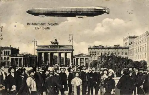 Ak Berlin Mitte, Reichsluftschiff Zeppelin III über dem Brandenburger Tor