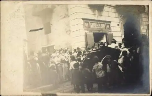 Foto Ak Italien, Caverna di vino, Kutsche, Passanten
