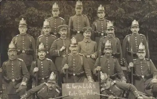 Foto Ak Deutsche Soldaten in Uniformen, 12. Korp. L. L. R.1, Rekruten-Depot Pillau