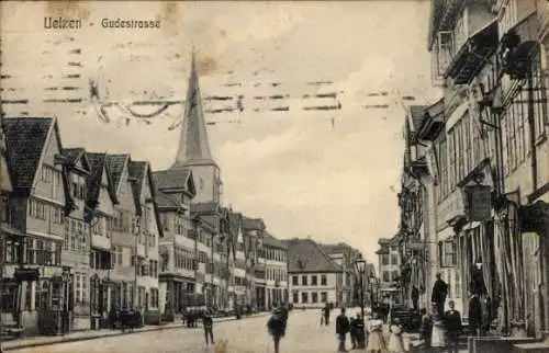 Ak Uelzen in Niedersachsen, Gudestraße, Anwohner, Kirchturm