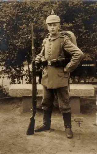 Foto Ak Junge in Uniform, Kaiserlicher Soldat, Portrait, Pickelhaube, Gewehr