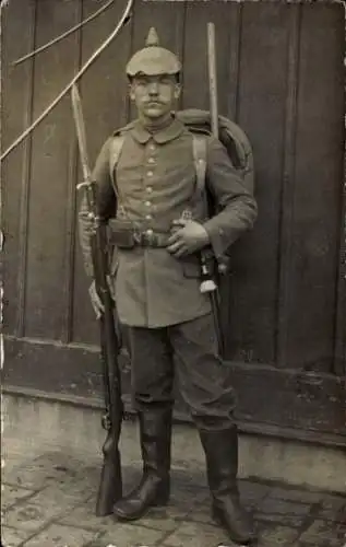Foto Ak Soldat in Uniform, Portrait, Pickelhaube, Gewehr