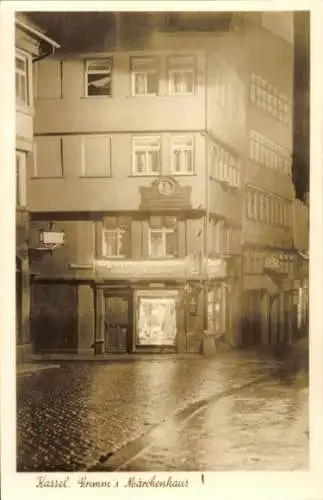 Ak Kassel in Hessen, Straßenpartie mit Grimm's Märchenhaus, Nachtansicht