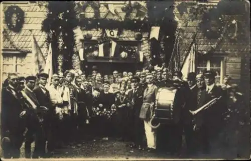 Ak Windhagen Rheinland Pfalz, Geschmücktes Haus, Menschengruppe, Fest 1922