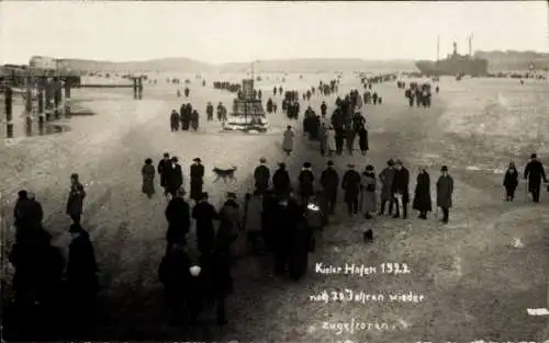Foto Ak Kiel in Schleswig Holstein, Zugefrorener Hafen 1922