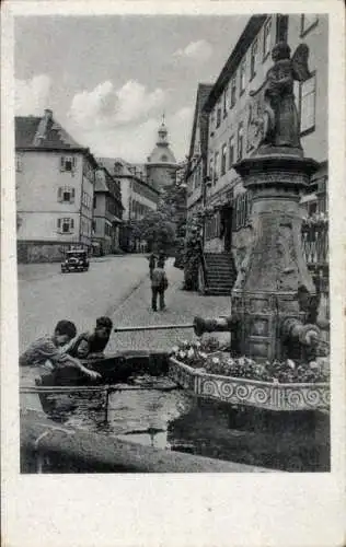 Ak Laubach in Hessen, Marktplatz, Engelsbrunnen, Blick zum Schloss