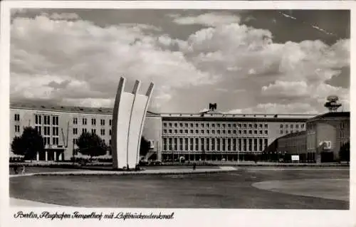 Ak Berlin Tempelhof, Zentralflughafen, Luftbrückendenkmal