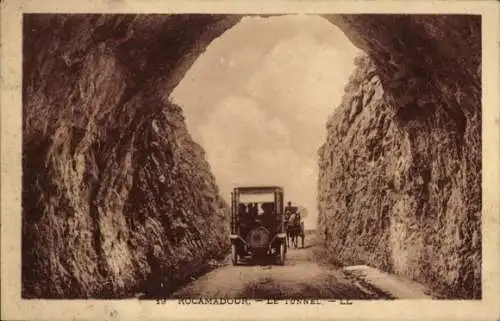 Ak Roc Amadour Rocamadour Lot, Tunnel passieren