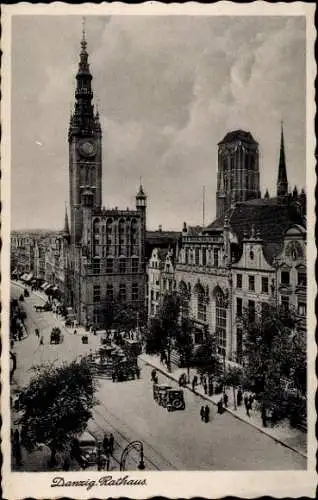 Ak Gdańsk Danzig, Straßenpartie mit Blick auf das Rathaus, Autos