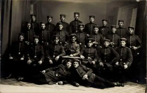 Foto Ak Deutsche Soldaten in Uniformen, Gruppenaufnahme