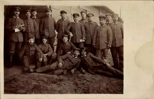 Foto Ak Deutsche Soldaten in Uniformen, Gruppenaufnahme