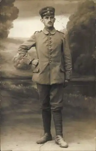 Foto Ak Deutscher Soldat in Uniform, Standportrait, I WK