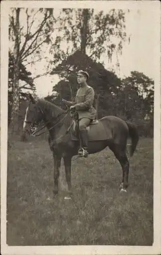 Foto Ak Deutscher Soldat in Uniform auf einem Pferd