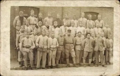 Foto Ak Französische Soldaten in Uniformen, Gruppenaufnahme vor einem Gebäude