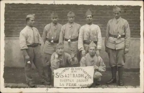 Foto Ak La Fere Aisne, Französische Soldaten in Uniformen, 42 RADM, Quartier Drouot, 1934