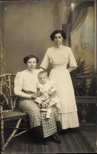 Foto Ak Zwei Frauen mit einem Kleinkind, Portrait