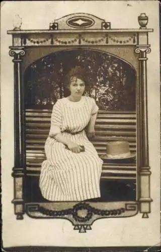 Passepartout Foto Ak Frau auf einer Bank sitzend, Portrait