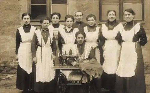 Foto Ak Gruppenaufnahme von Frauen an einer Nähmaschine