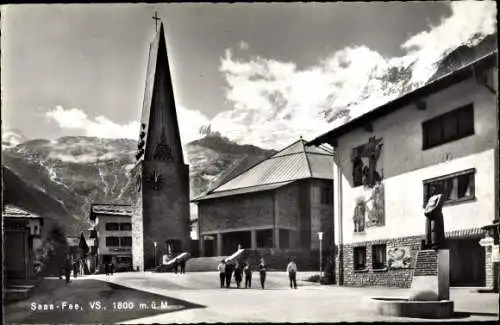 Ak Saas Saas Fee Kt. Wallis Schweiz, Kirche, Marktplatz