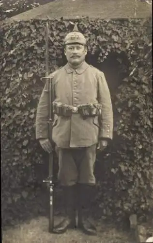 Foto Ak Deutscher Soldat in Uniform, Portrait, Pickelhaube, Gewehr