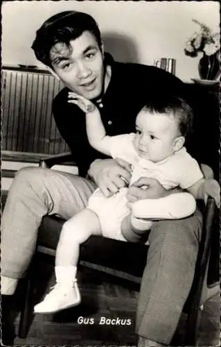 Ak Schauspieler Gus Backus, mit Kind