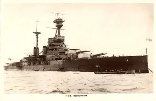 Künstler Ak Britisches Kriegsschiff H.M.S. Resolution, Revenge Class