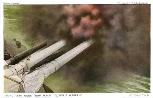 Ak Britisches Kriegsschiff, HMS Queen Elizabeth, feuernde Geschütze