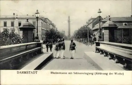 Ak Darmstadt in Hessen, Rheinstraße mit Schlosseingang, Ablösung der Wache