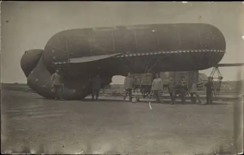 Foto Ak Soldaten vor einem Militärballon